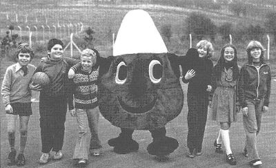 Criw o blant yn mwynhau gyda Mistar Urdd, Mistar Urdd and his friends.jpg