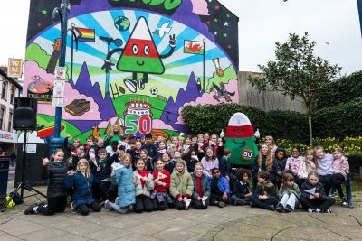 Ysgol Gymraeg Aberystwyth a Ysgol Gynradd Plascrug o flaen Murlun Mistar Urdd..jpg