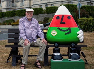 Wyn Mel gyda mainc Mistar Urdd.png