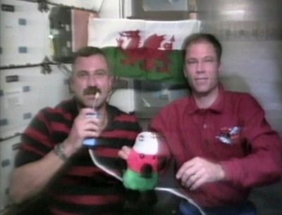 Mistar Urdd ar daith i'r gofod, Mistar Urdd reaching space (1998).jpg
