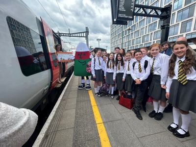 Lansiad trên Mistar Urdd 2025.jpg